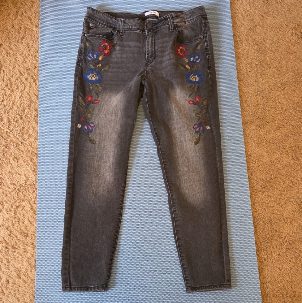Kensie, Vintage Dark Gray Skinny Jeans with Floral Embroidery